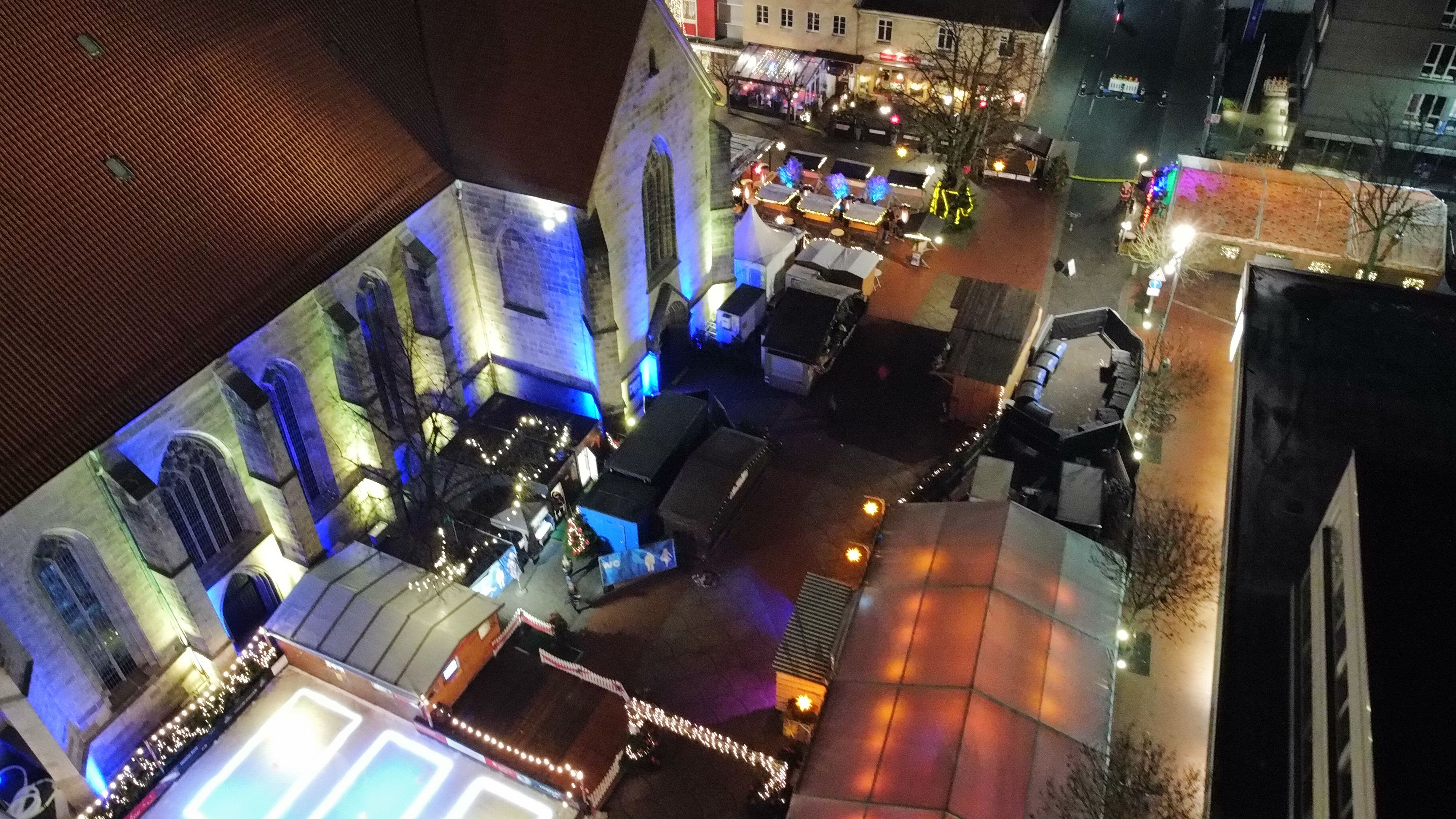 Luchtfoto van de kerstmarkt in Hamm bij nacht.