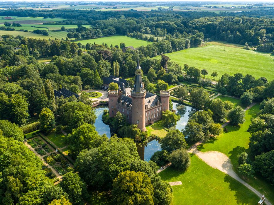 Luchtfoto van Schloss Moyland: de waterburcht bij Bedburg-Hau in het district Kleve