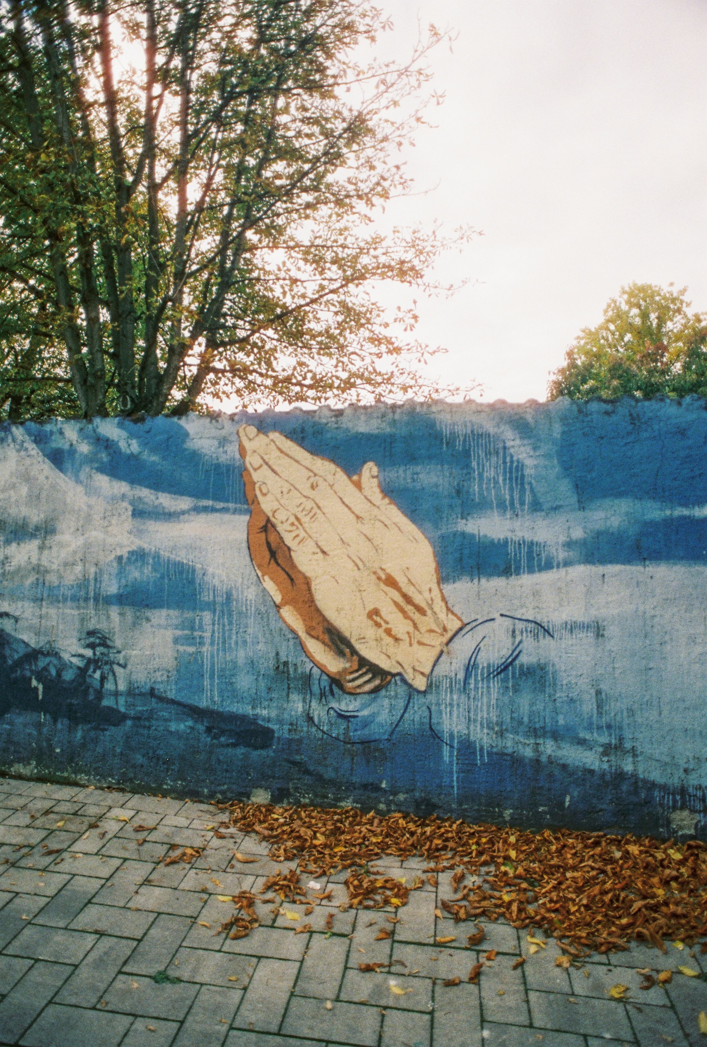 Graffiti op een kloostermuur