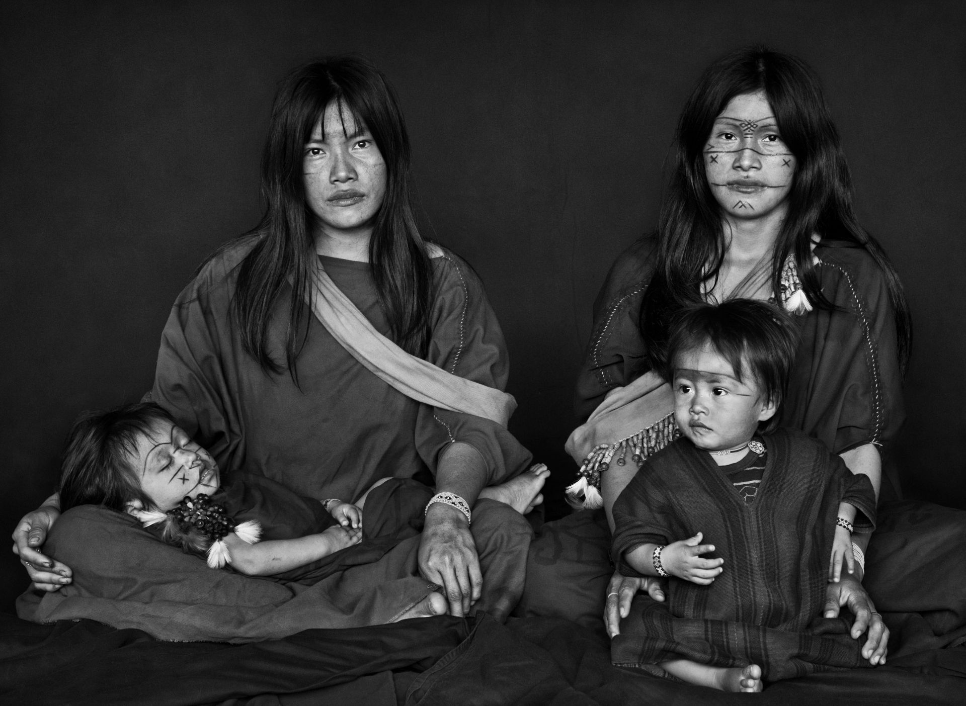 Salgado's foto's tonen de inheemse bevolking, waaronder gezinnen met kleine kinderen