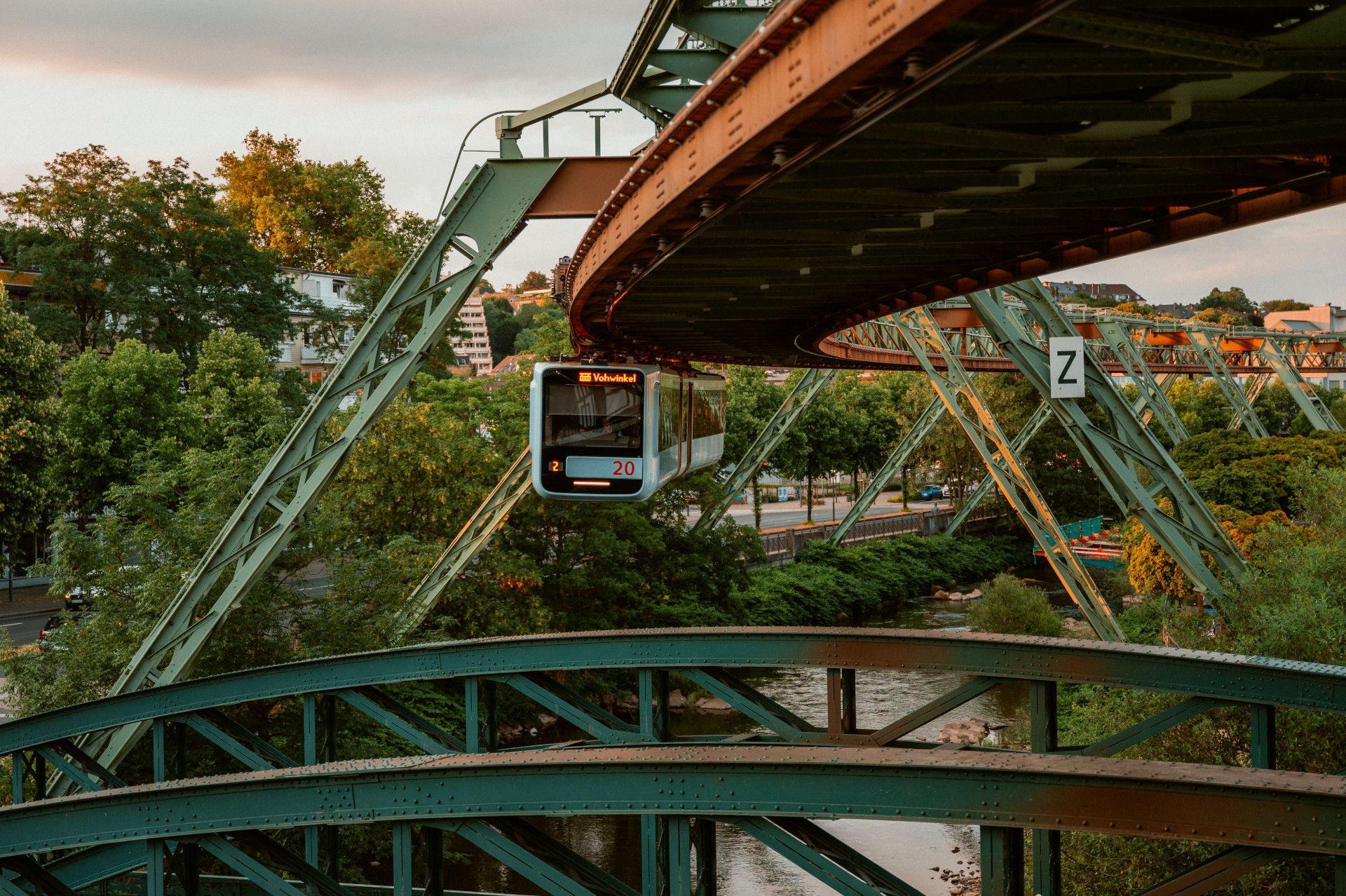 Wuppertaler Schwebebahn vor einer Brücke