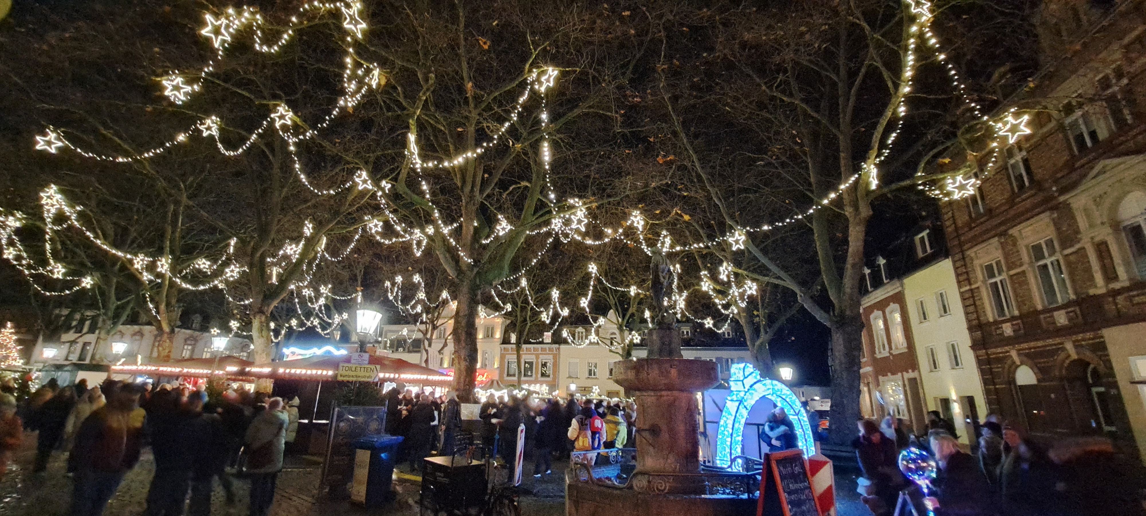 Lichtjes in de vorm van sterren verlichten de kerstmarkt in Kempen 's nachts en zorgen voor een sfeervolle ambiance.