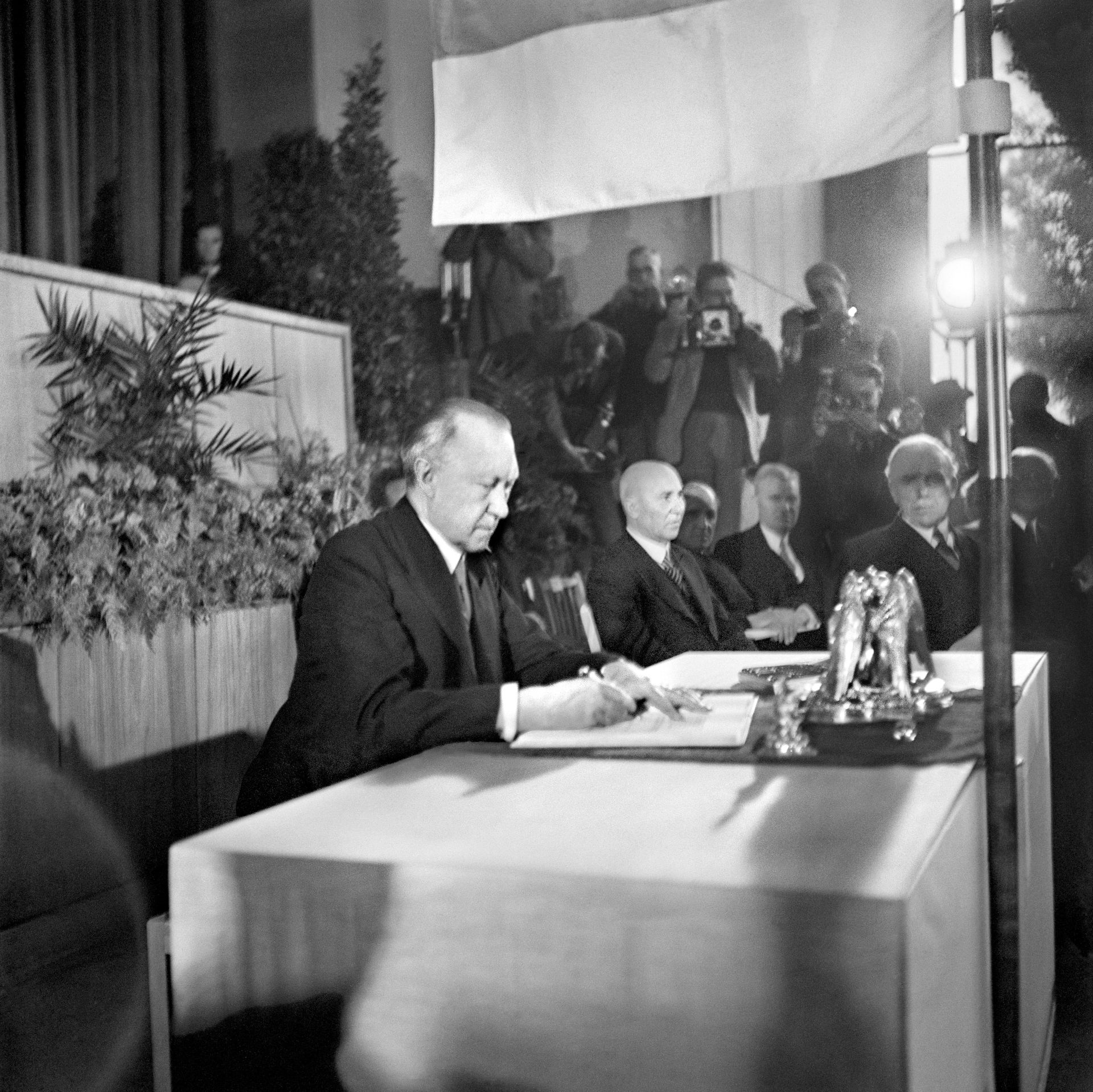 De toekomstige bondskanselier Konrad Adenauer (CDU) ondertekende als voorzitter van de parlementaire raad als eerste de basiswet op 23 mei 1949, Foto: Erna Wagner-Hehmke
