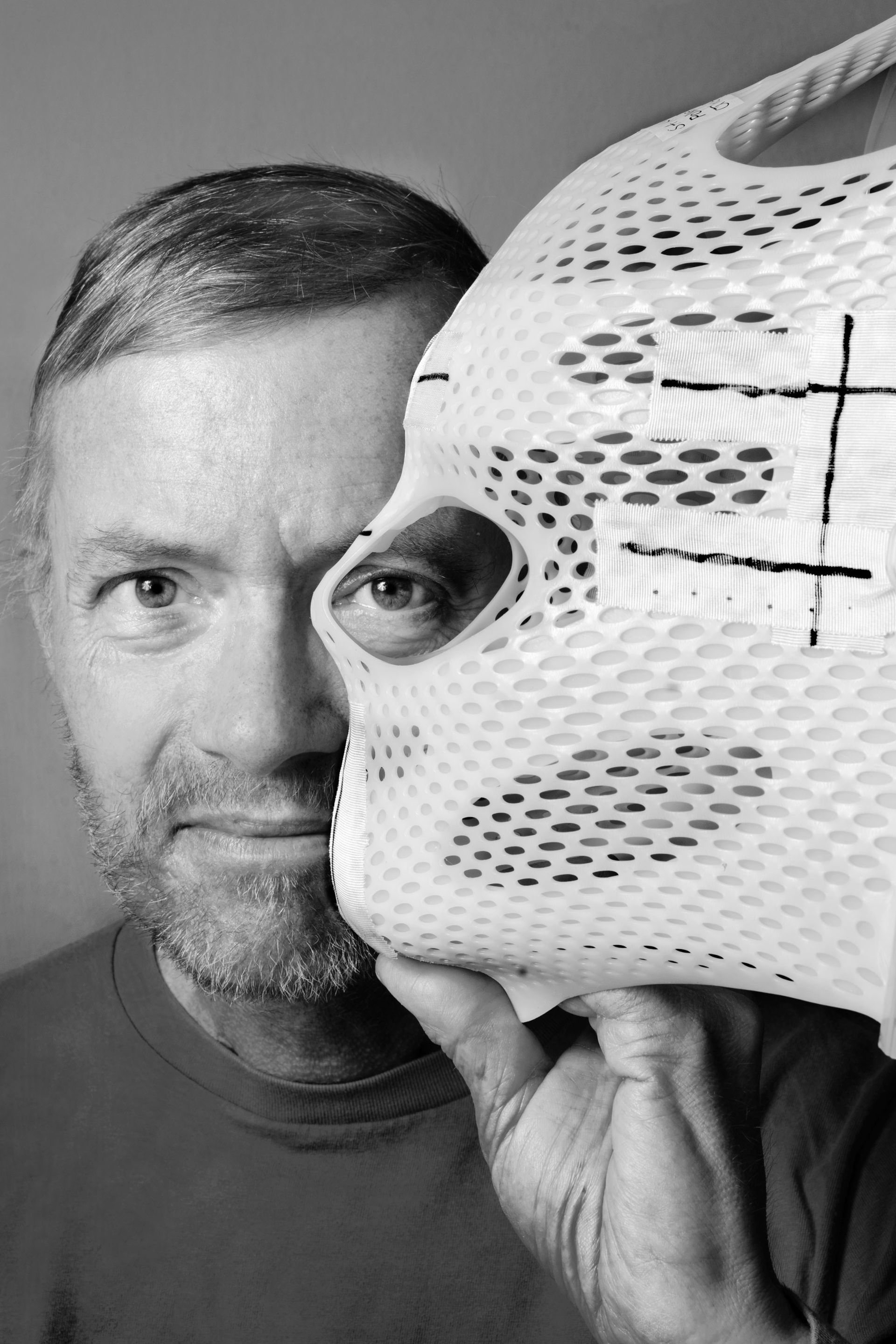 Het portret van Herlinde Koelbl toont een patiënt met zijn op maat gemaakte thermoplastische masker. De daarop getekende kruisjes dienen bij bestralingstherapie als een van levensbelang zijnde richtlijn voor een behandeling die tot op de millimeter nauwkeurig is.