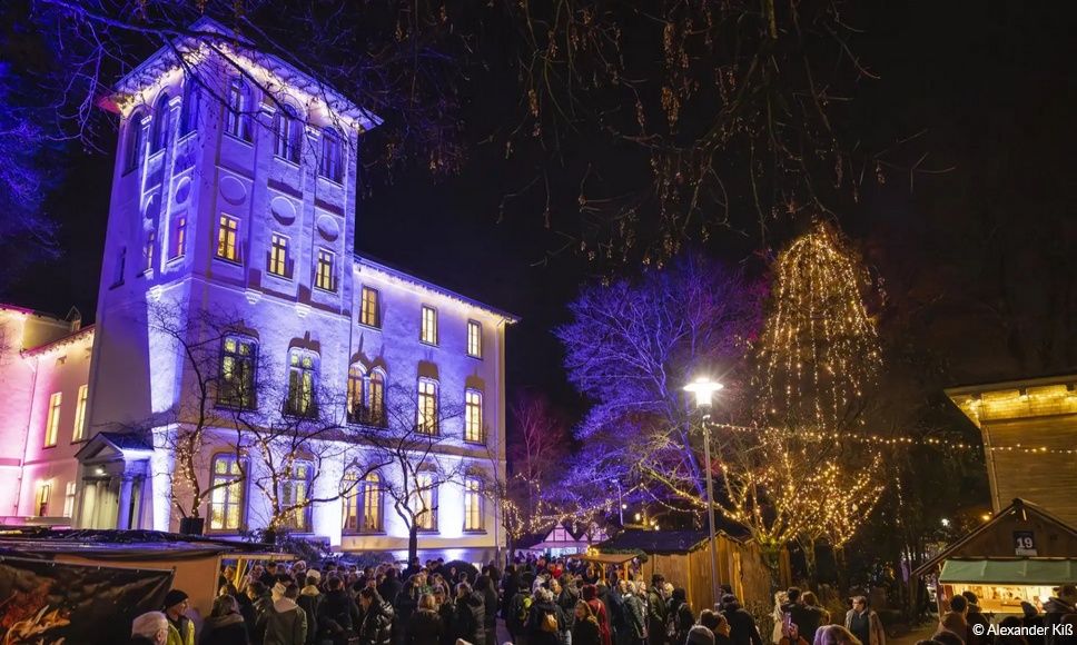 De lichtjes op de kerstmarkt in Kreuztal zijn 's avonds bijzonder mooi.